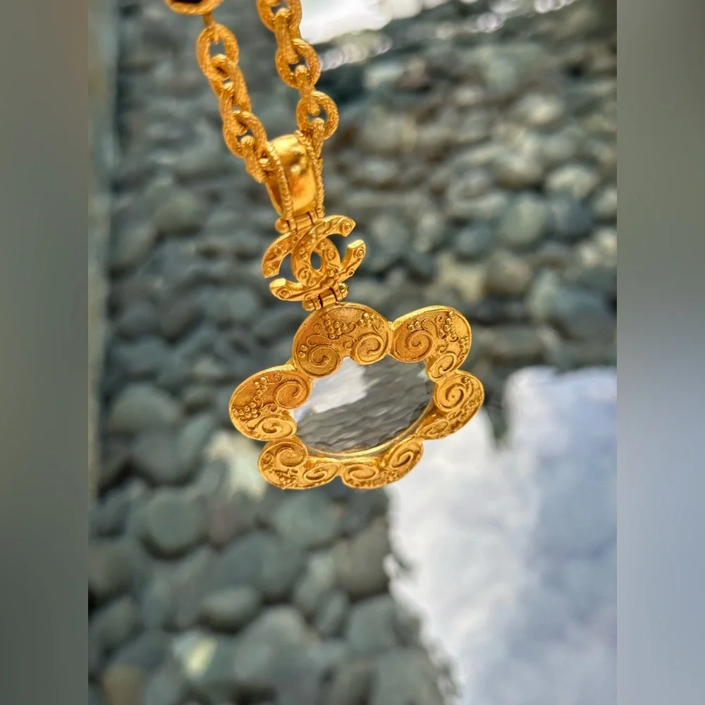 LOT 1500 24K gold plated CHANEL vintage Onyx CC magnifying Glass necklace
